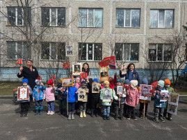 Бессмертный полк шагает по стране, Чтоб люди помнили о страшной той войне! Бессмертный полк шагает по стране, Чтоб люди помнили о страшной той войне!.