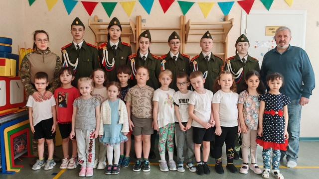 Гости из МБОУ СОШ № 5 8 "А" класса военно-патриотического направления «Север-резерв» Гости из МБОУ СОШ № 5 8 "А" класса военно-патриотического направления «Север-резерв».