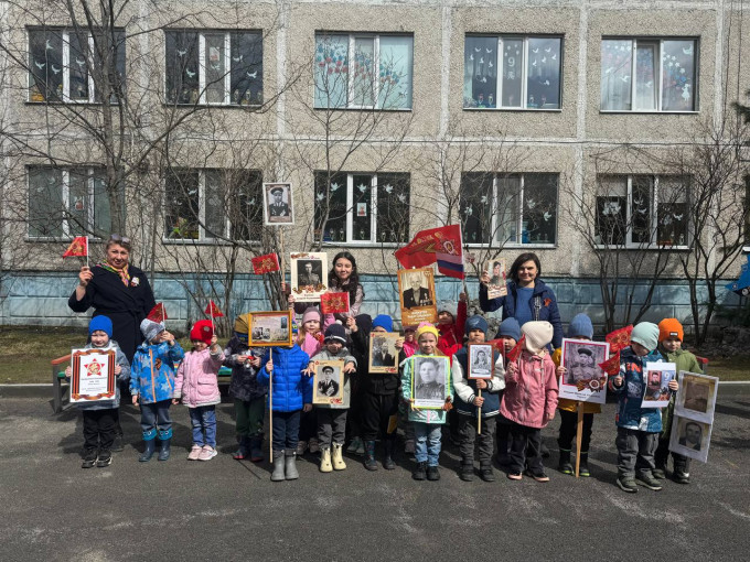 Бессмертный полк шагает по стране, Чтоб люди помнили о страшной той войне! Бессмертный полк шагает по стране, Чтоб люди помнили о страшной той войне!.